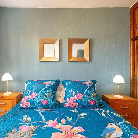 Elegant With Ocean Views 아파트