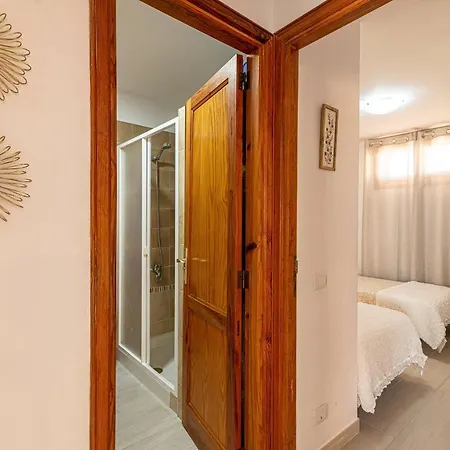 Elegant With Ocean Views 아파트