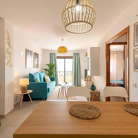 Elegant With Ocean Views 아파트